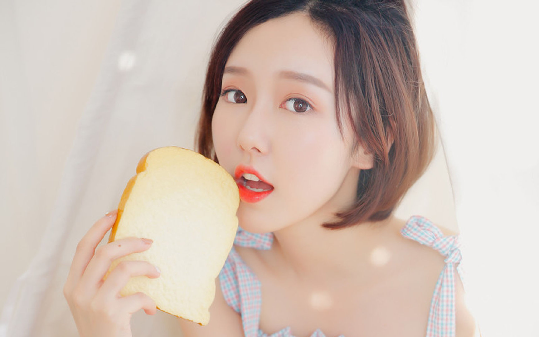 反手神准!樊振东技术细节获尹航称赞,樊振东是正手还是反手